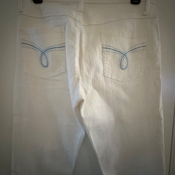 Vanilla Star White Denim Capri Pants Size 11 With Blue Embroidered Back Pockets - Picture 6 of 6